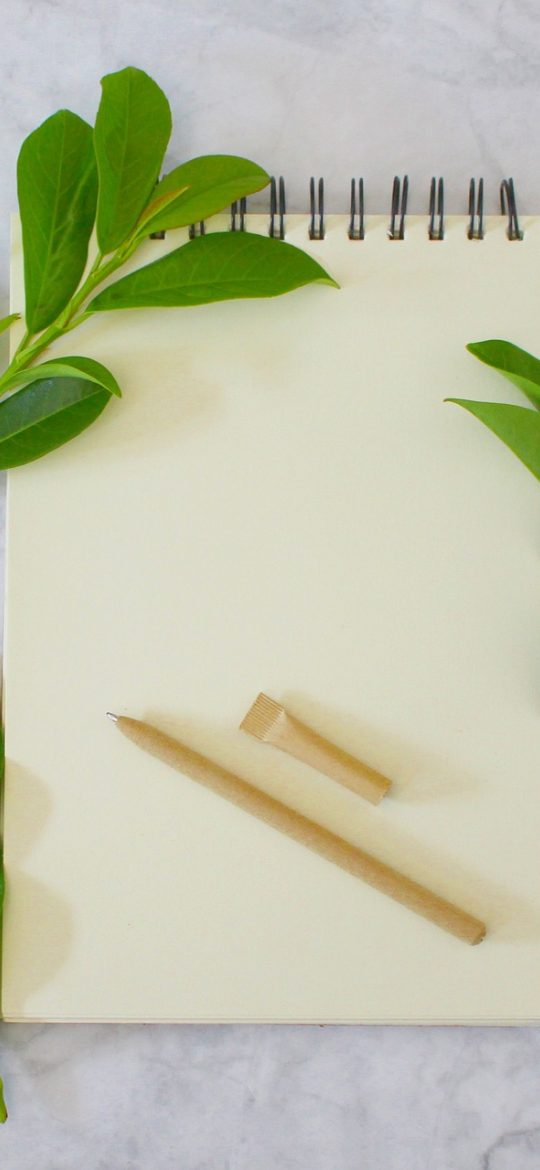 超级大乐透走势走势图 App 折线走势页，多条彩色折线在深色背景上交叉延伸，横轴为最近三十期